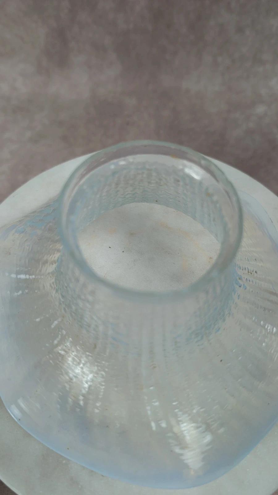 Abat - jour ancien en verre opalin bleuté