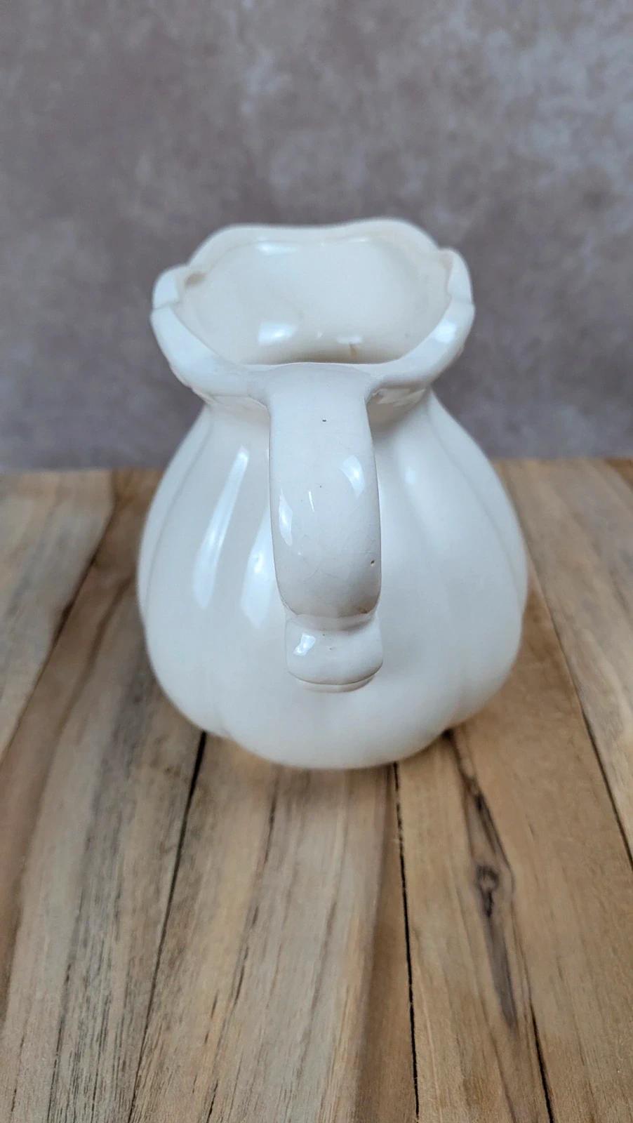 Petite carafe ancienne blanche relief style romantique