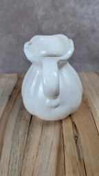 Petite carafe ancienne blanche relief style romantique