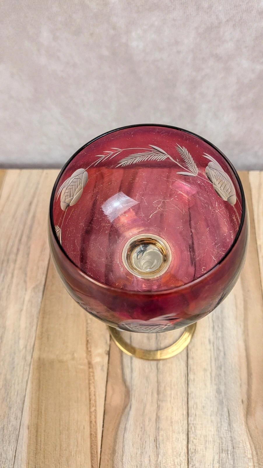 Verre ancien rose fuchsia gravé – pied torsadé