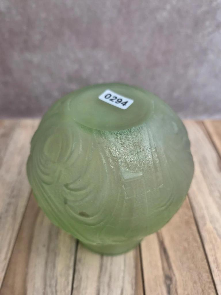 Petit vase boule Art déco en verre pressé moulé vert – décor en relief