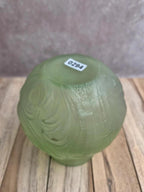 Petit vase boule Art déco en verre pressé moulé vert – décor en relief