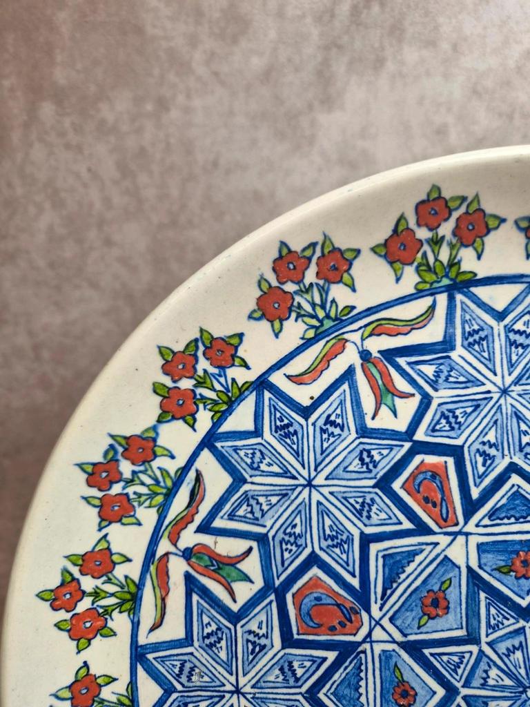 Grande assiette murale vintage en céramique de Kütahya signée – décor oriental peint à la main