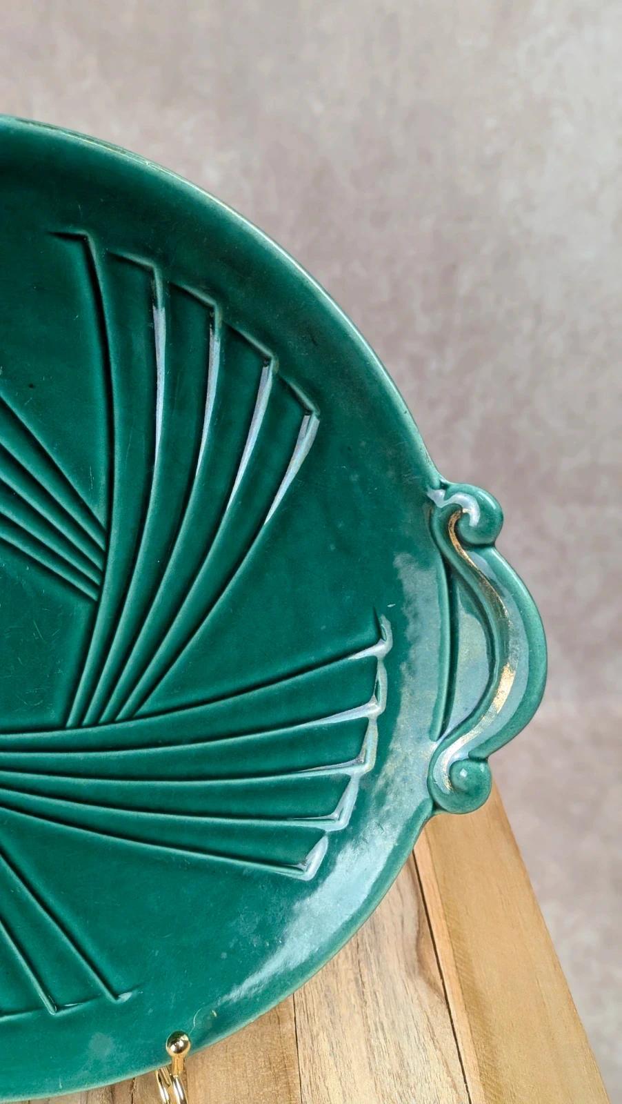 Plat en céramique verte Art déco – Relief géométrique