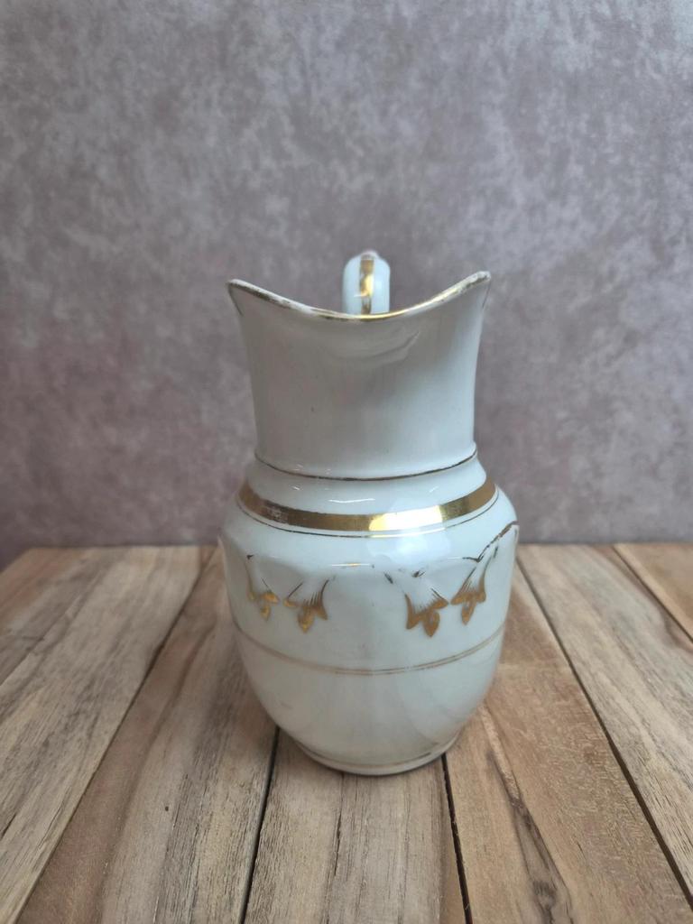 Petit pichet / pot à lait en porcelaine de Paris Xixe – décor doré