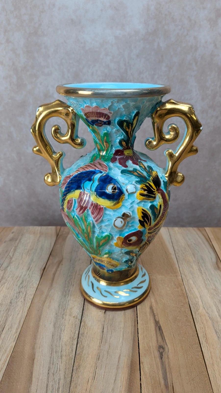 Vase vintage Cerdazur Monaco décor poissons relief, anses dorées