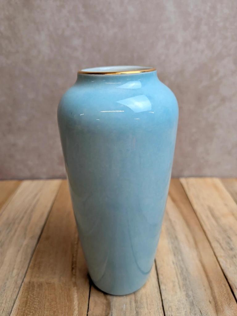 Vase vintage en porcelaine de Limoges – Bleu ciel, décor floral polychrome et dorures