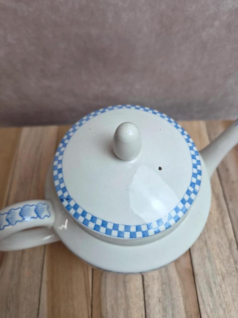 Théière ancienne Terre de Fer Opaque de Sarreguemines – Frise damiers bleus