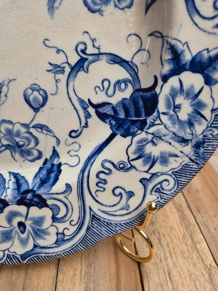 Plat rond Terre de Fer Creil et Montereau Flora – bleu ancien – 29 cm