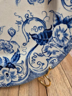Plat rond Terre de Fer Creil et Montereau Flora – bleu ancien – 29 cm
