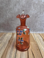 Bouteille ancienne en verre soufflé rose décor floral émaillé à la main