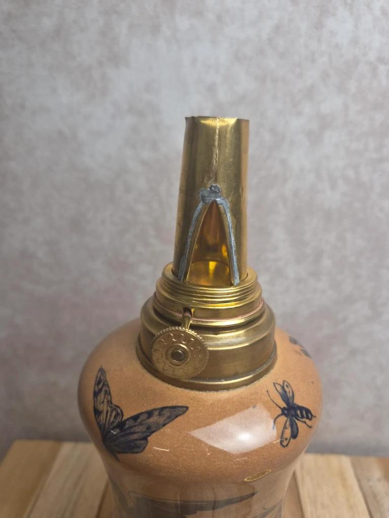 Lampe à pétrole ancienne en faïence décor oiseau et insectes fin Xixe