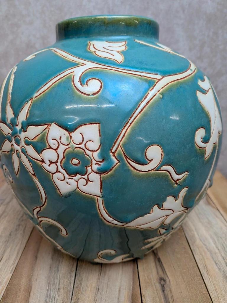 Vase boule vintage turquoise décor floral en relief