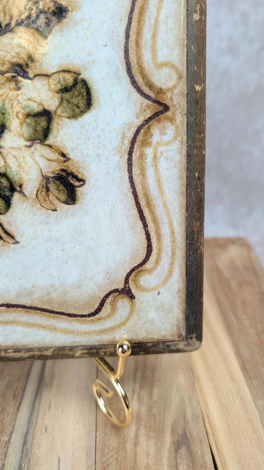 Ancien dessous de plat en faïence sur support bois