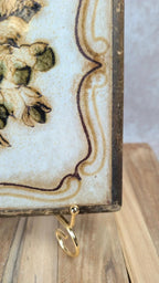 Ancien dessous de plat en faïence sur support bois