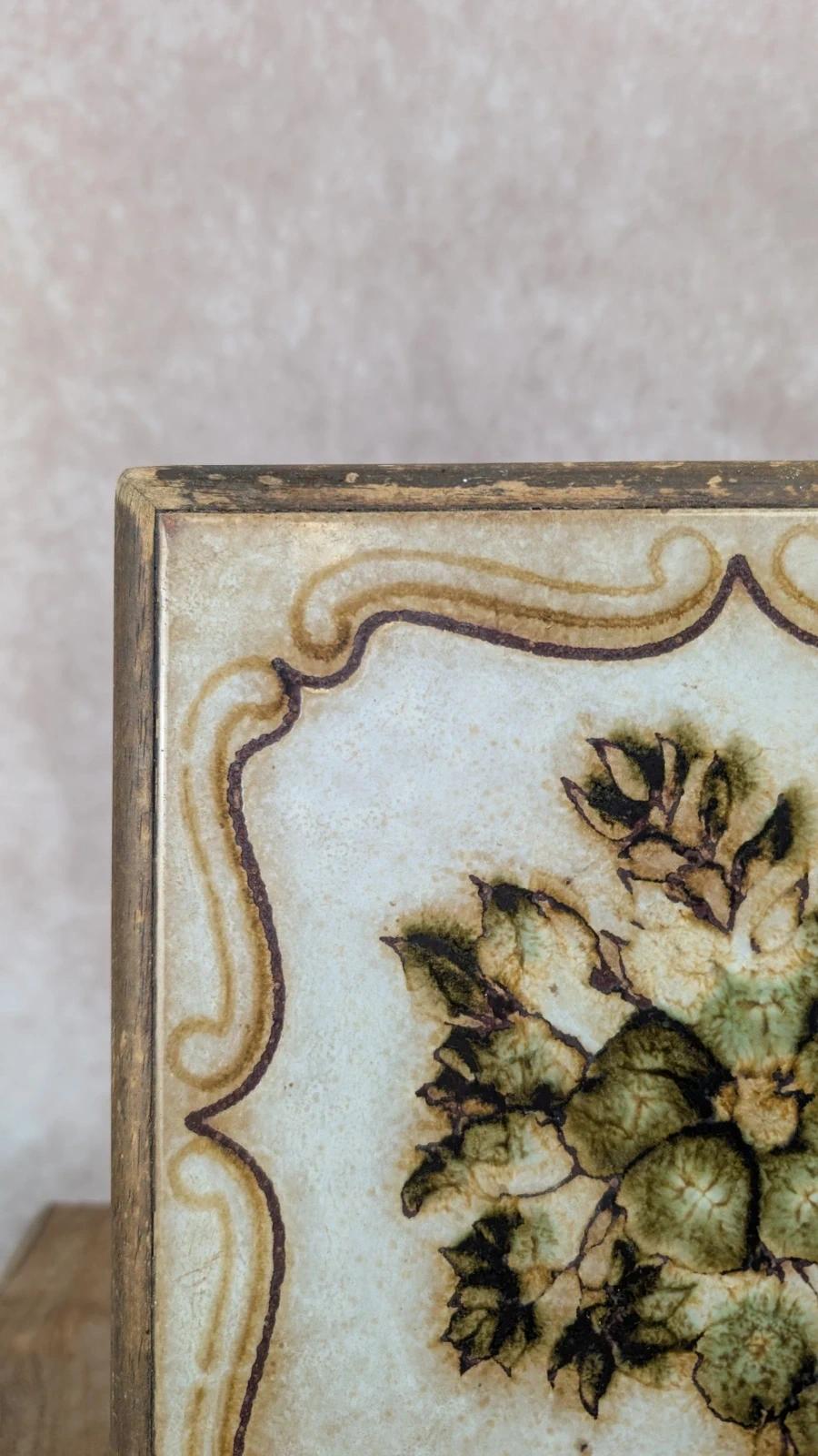 Ancien dessous de plat en faïence sur support bois