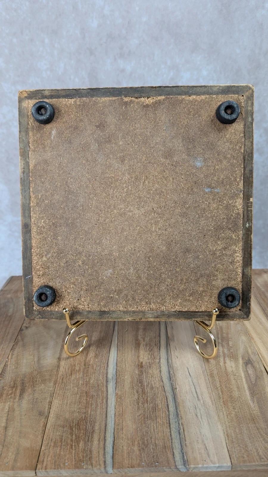 Ancien dessous de plat en faïence sur support bois