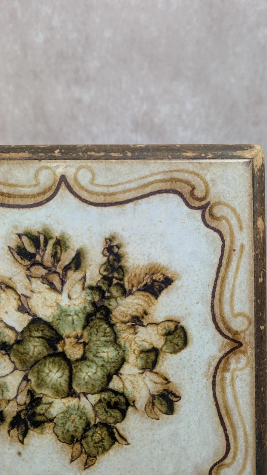 Ancien dessous de plat en faïence sur support bois