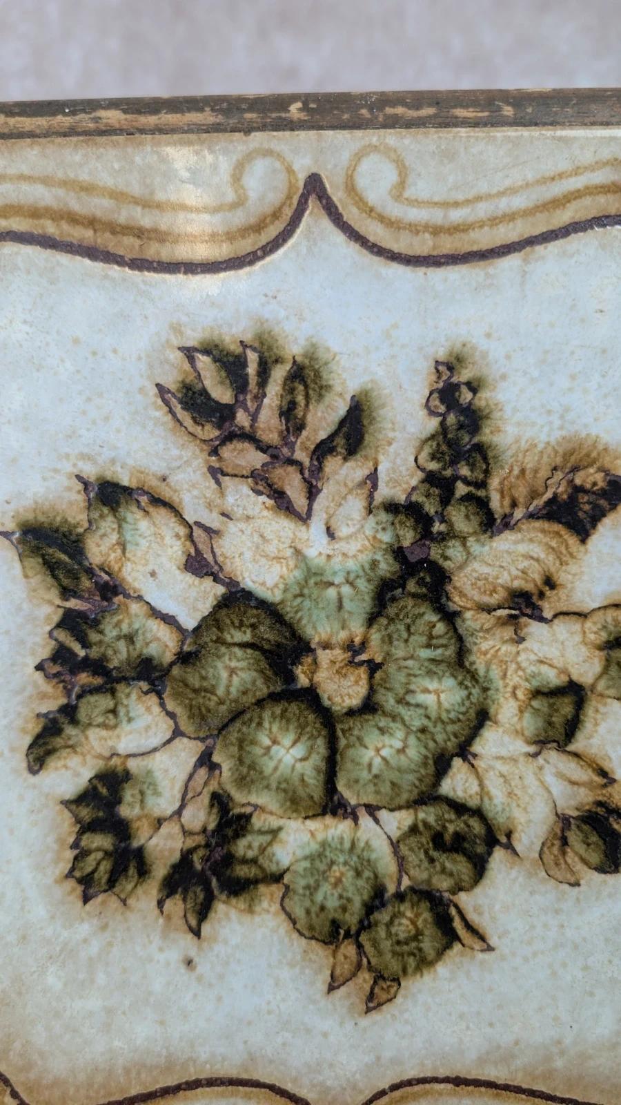 Ancien dessous de plat en faïence sur support bois