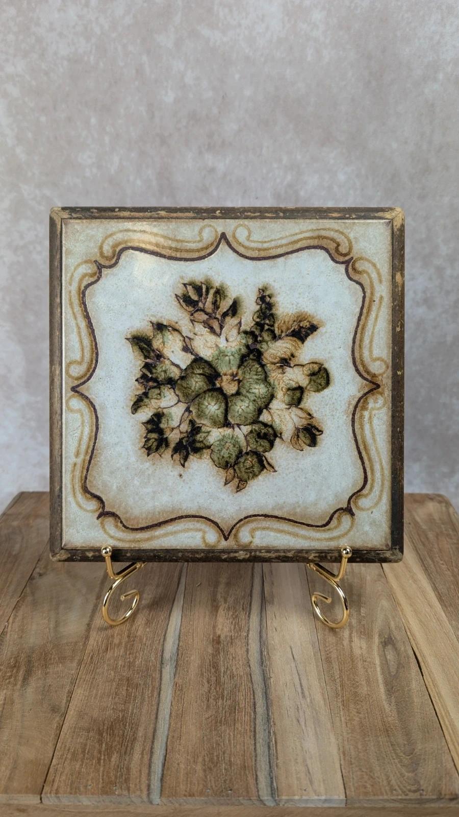 Ancien dessous de plat en faïence sur support bois