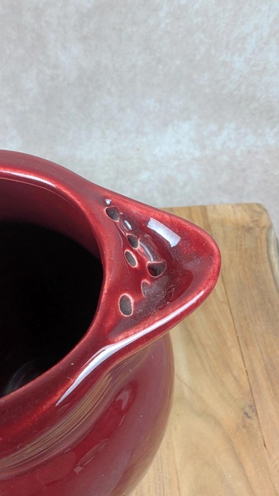 Ancien pichet en faïence rouge sang - de - bœuf style Vallauris / Sarreguemines