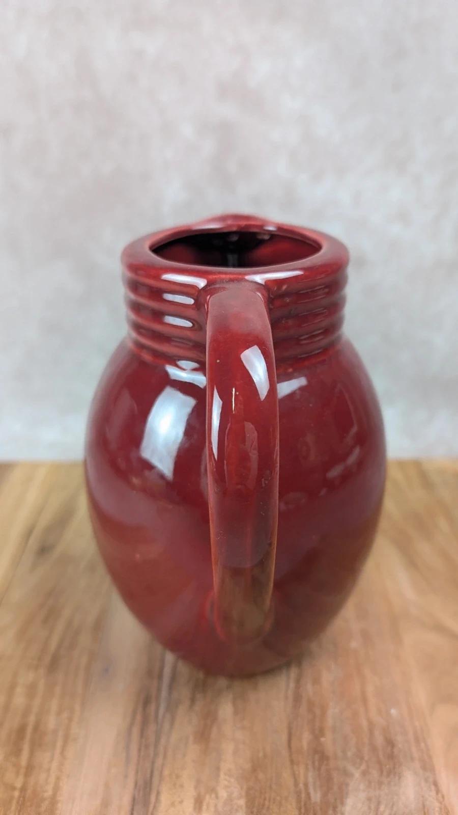 Ancien pichet en faïence rouge sang - de - bœuf style Vallauris / Sarreguemines