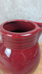Ancien pichet en faïence rouge sang - de - bœuf style Vallauris / Sarreguemines