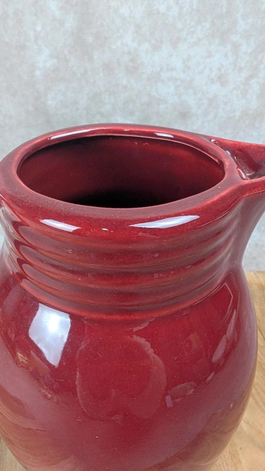 Ancien pichet en faïence rouge sang - de - bœuf style Vallauris / Sarreguemines