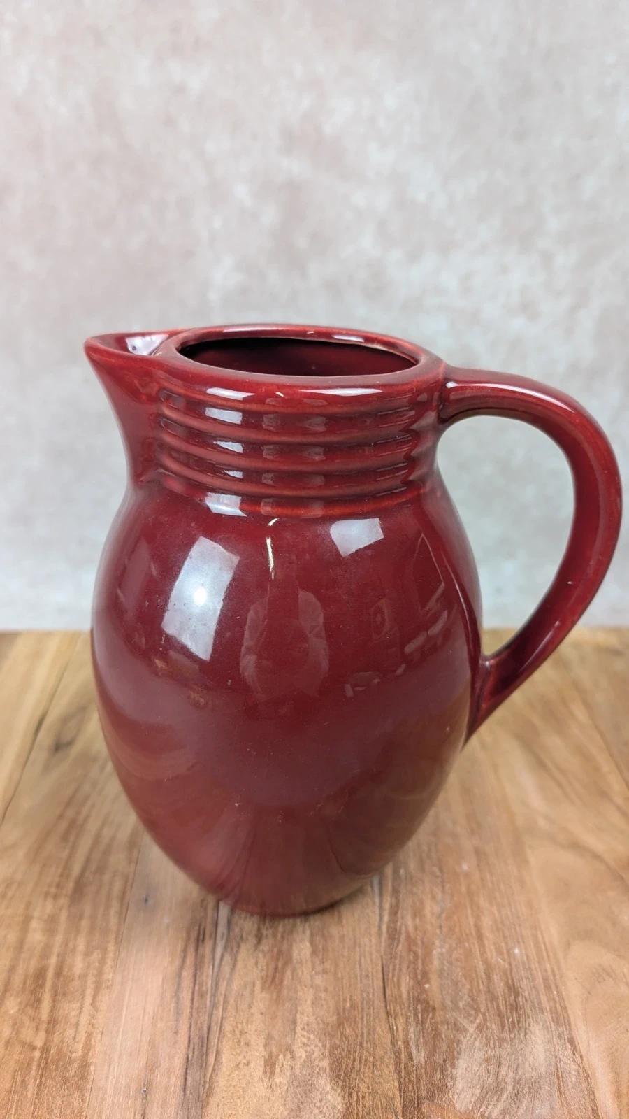 Ancien pichet en faïence rouge sang - de - bœuf style Vallauris / Sarreguemines