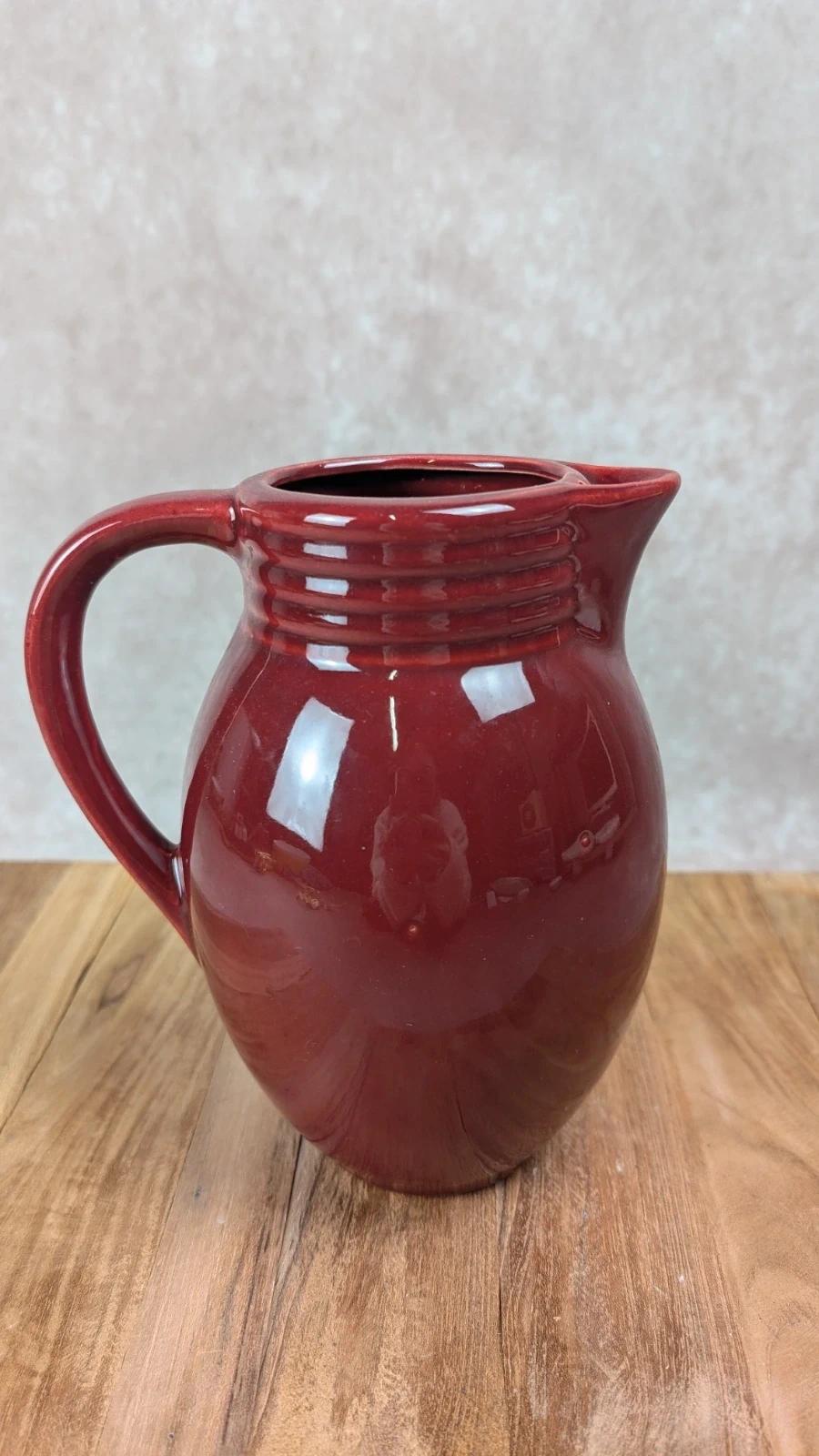 Ancien pichet en faïence rouge sang - de - bœuf style Vallauris / Sarreguemines