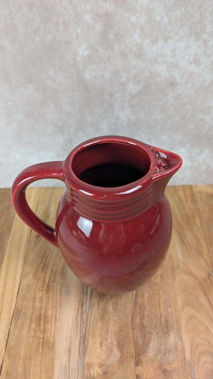 Ancien pichet en faïence rouge sang - de - bœuf style Vallauris / Sarreguemines