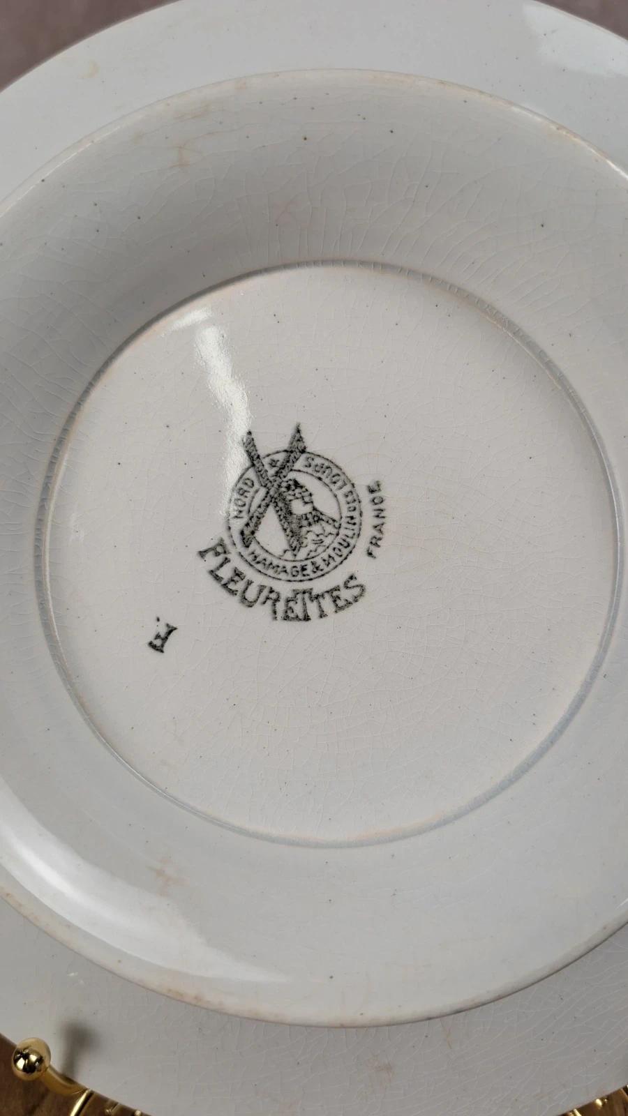 Ancien plat sur pied Moulin des Loups – modèle fleurettes