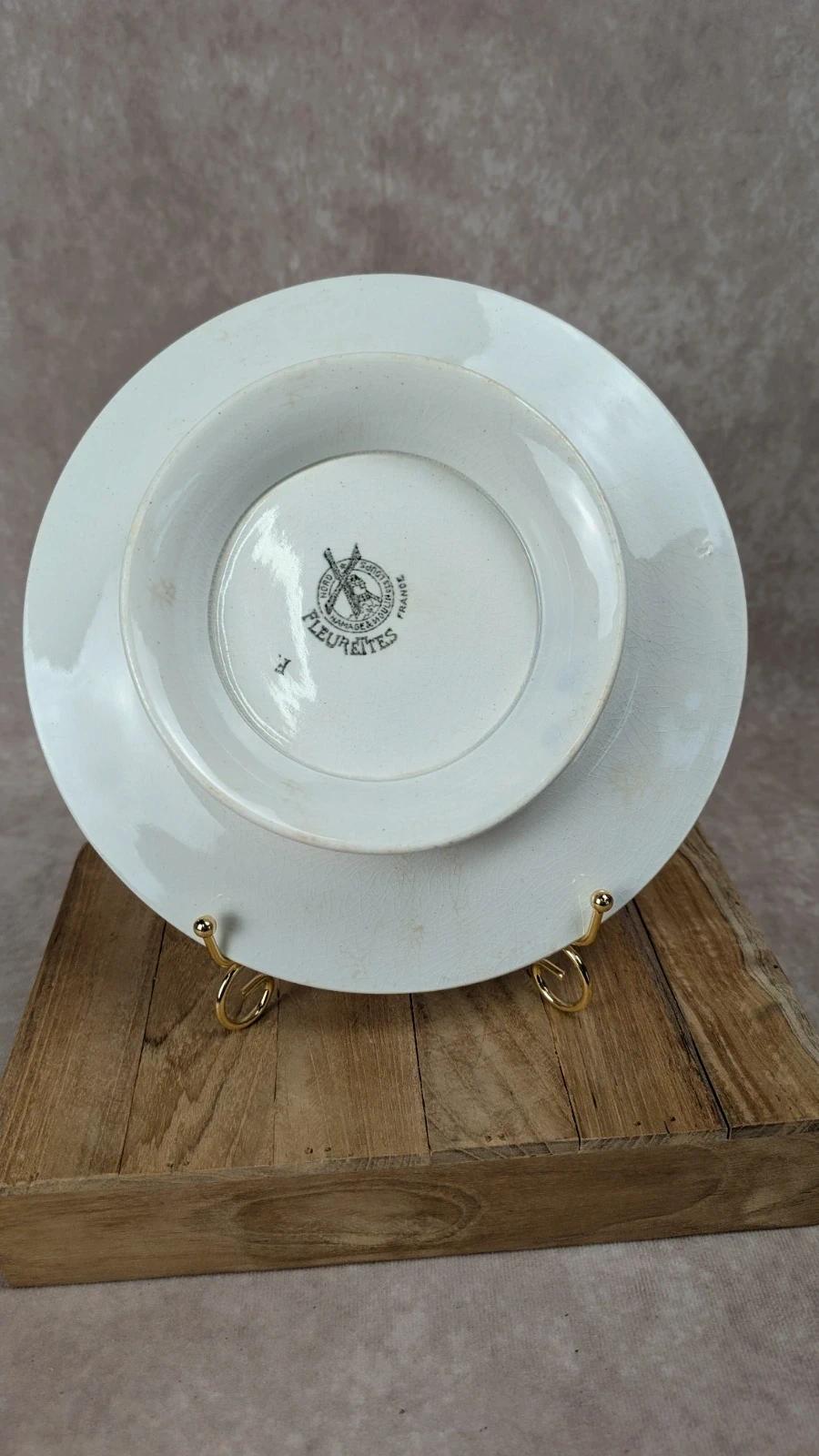 Ancien plat sur pied Moulin des Loups – modèle fleurettes