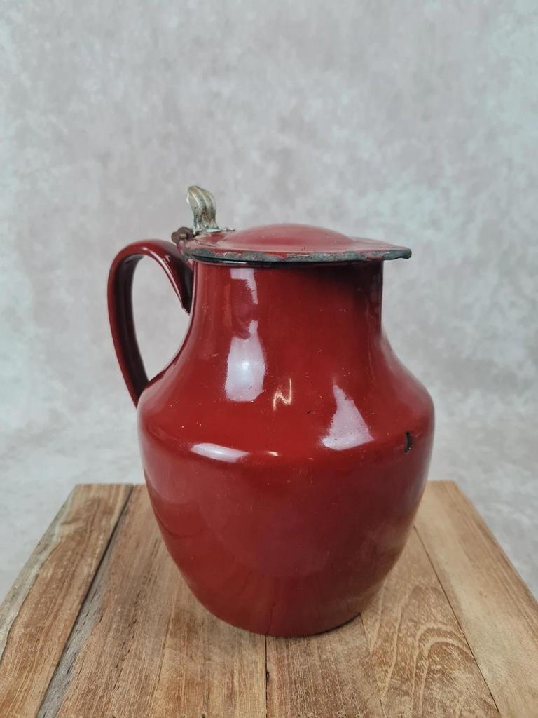 Ancien pot verseur émaillé rouge avec couvercle charnière à restaurer
