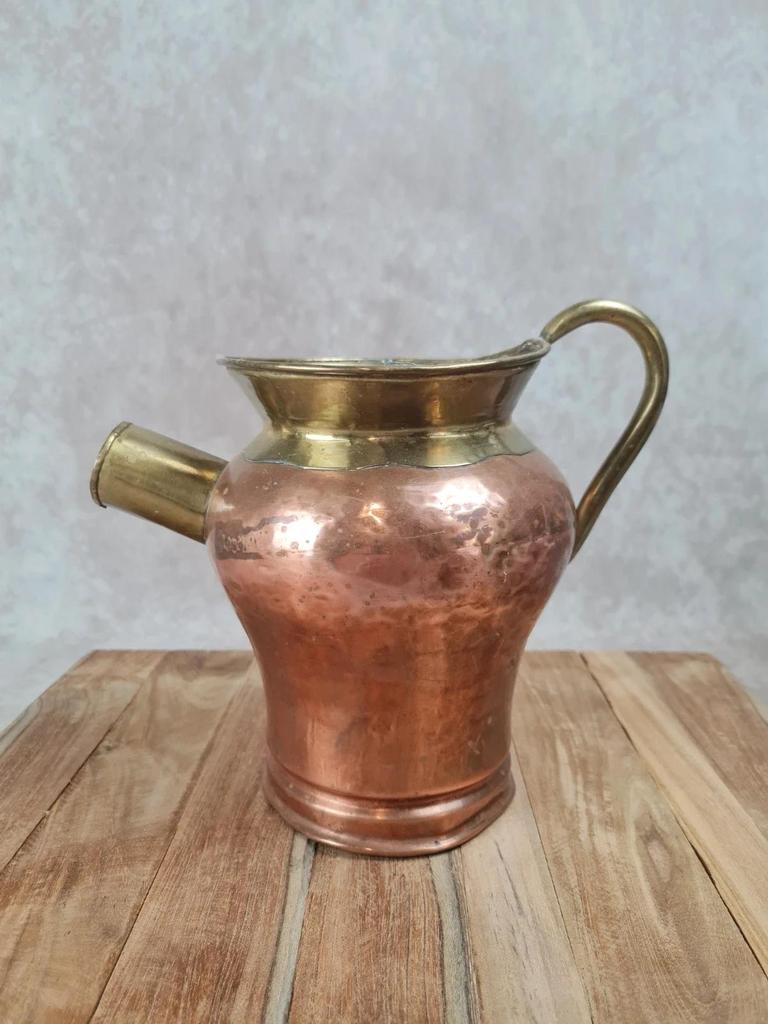 Ancien pot verseur en cuivre et laiton
