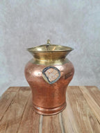 Ancien pot verseur en cuivre et laiton