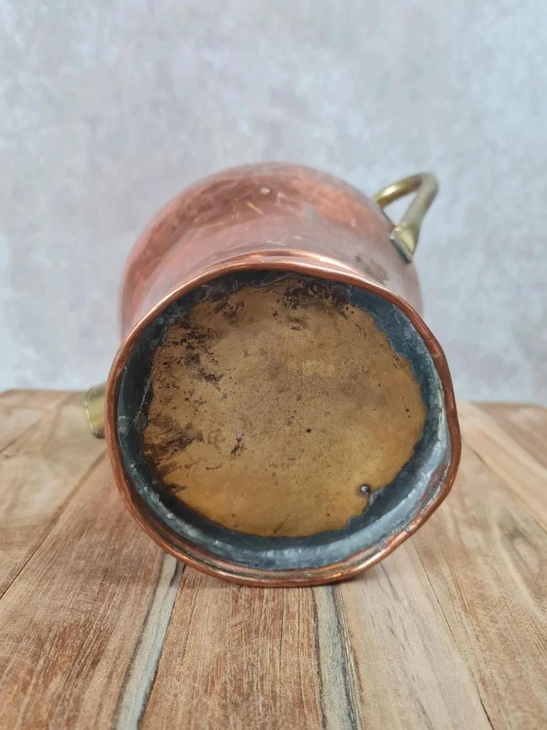 Ancien pot verseur en cuivre et laiton
