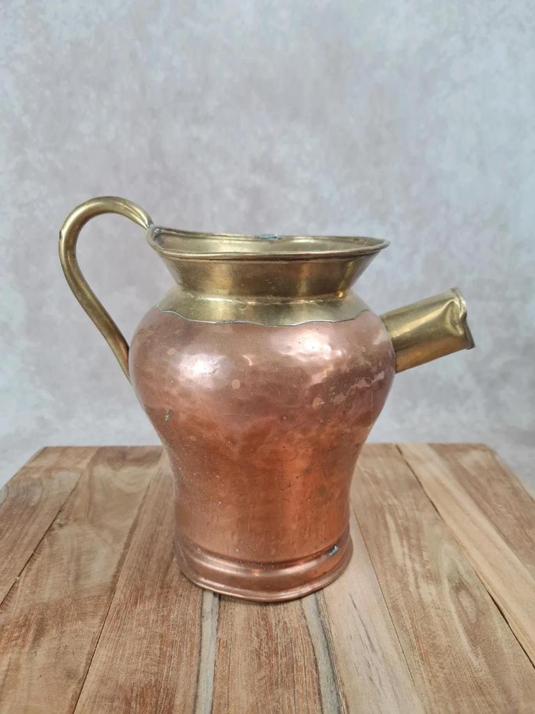 Ancien pot verseur en cuivre et laiton