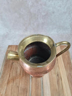 Ancien pot verseur en cuivre et laiton