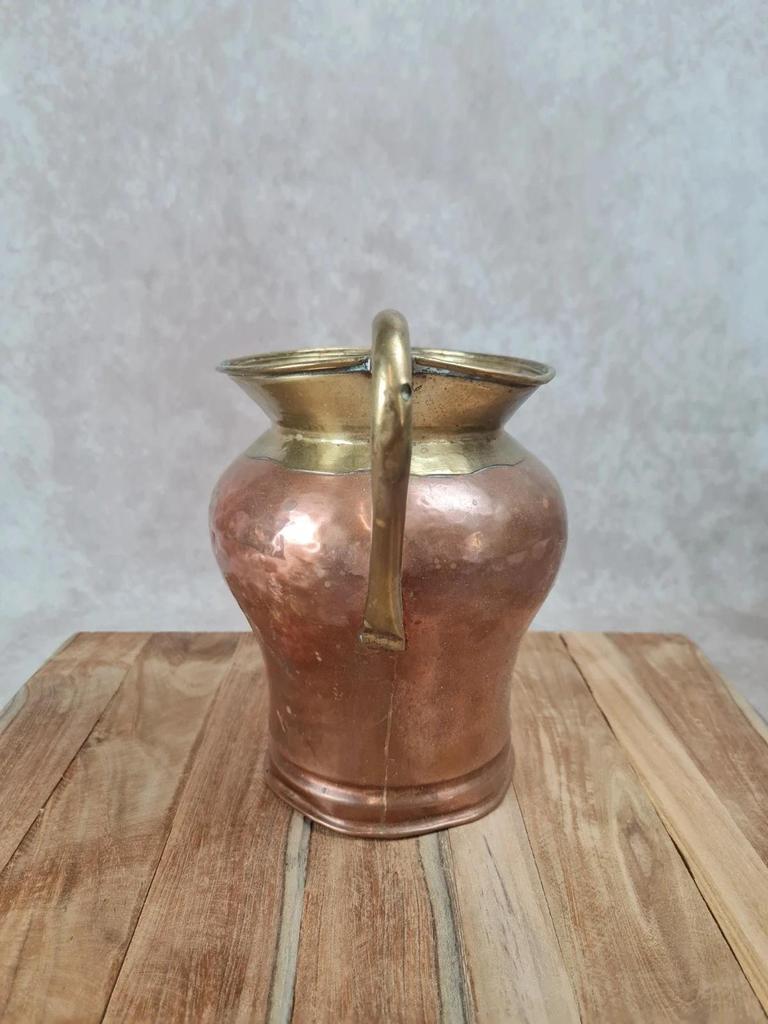 Ancien pot verseur en cuivre et laiton
