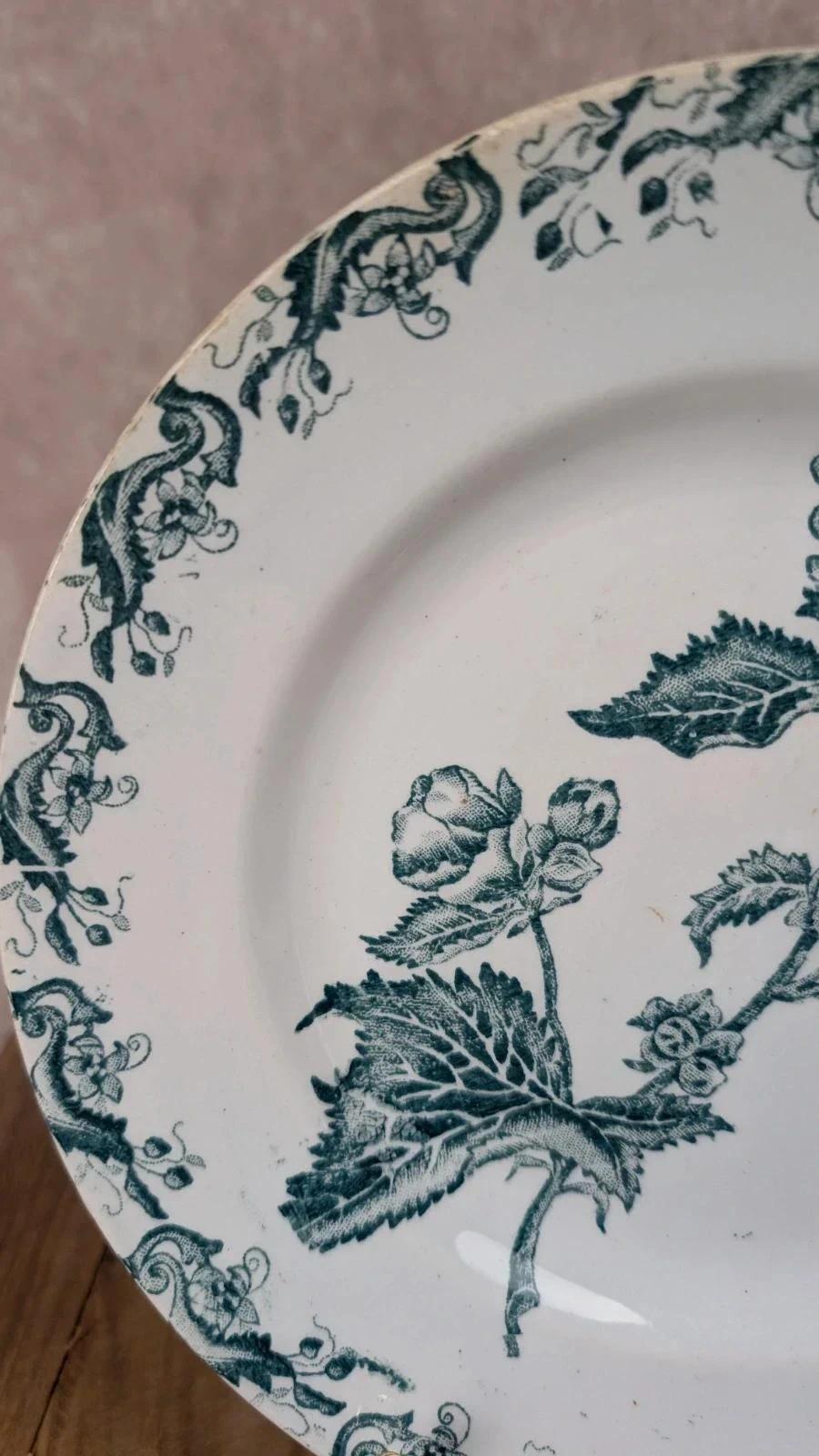 Ancienne assiette en terre de fer Saint - amand modèle “richelieu”