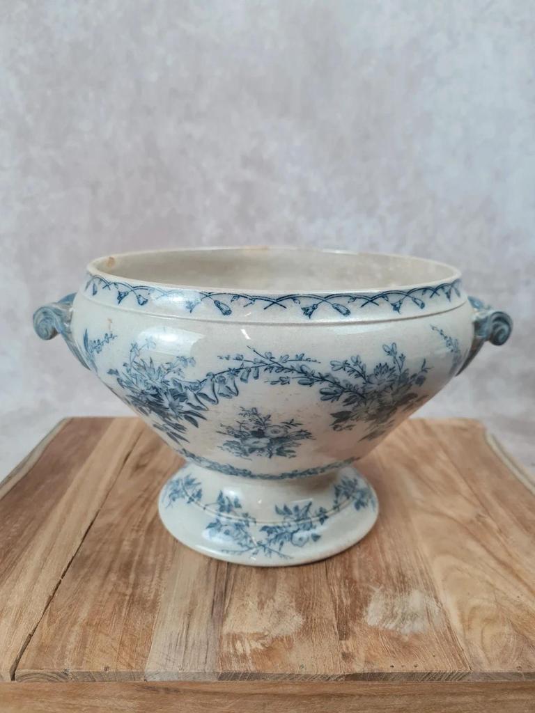 Ancienne soupière Sarreguemines, Modèle Bertha fin Xixe, grande pièce décorativ