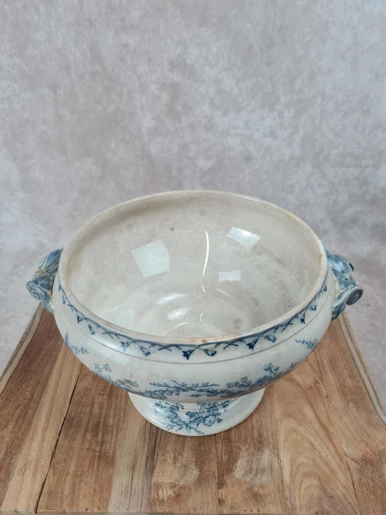 Ancienne soupière Sarreguemines, Modèle Bertha fin Xixe, grande pièce décorativ