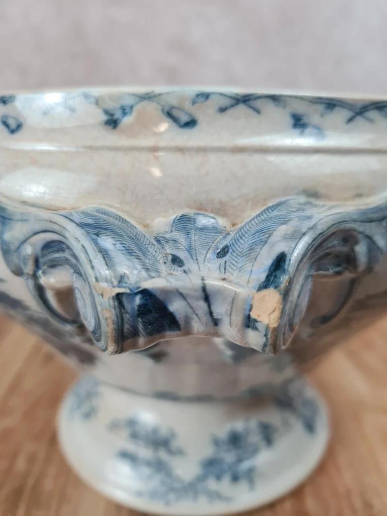 Ancienne soupière Sarreguemines, Modèle Bertha fin Xixe, grande pièce décorativ