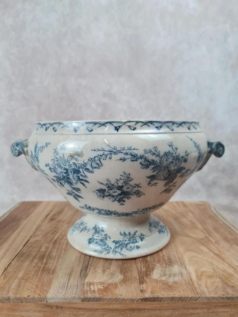 Ancienne soupière Sarreguemines, Modèle Bertha fin Xixe, grande pièce décorativ