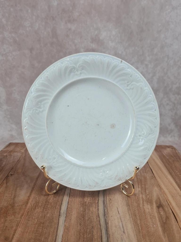 Assiette ancienne Creil & Montereau Xixᵉ, Faïence fine blanche relief