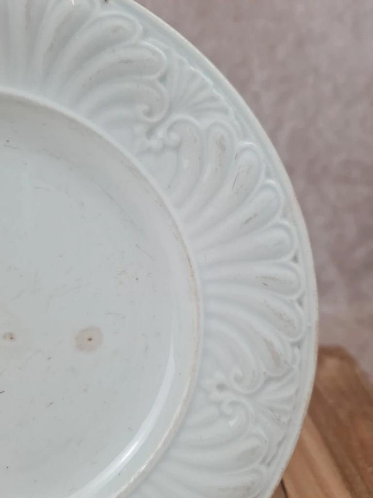 Assiette ancienne Creil & Montereau Xixᵉ, Faïence fine blanche relief