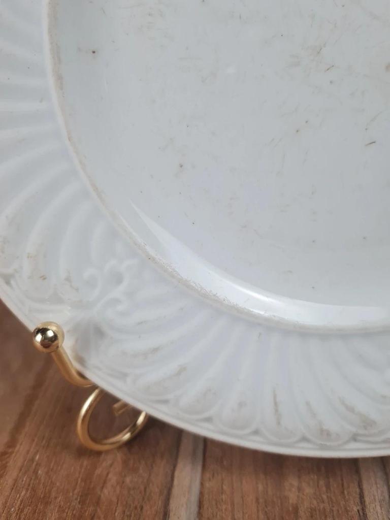 Assiette ancienne Creil & Montereau Xixᵉ, Faïence fine blanche relief