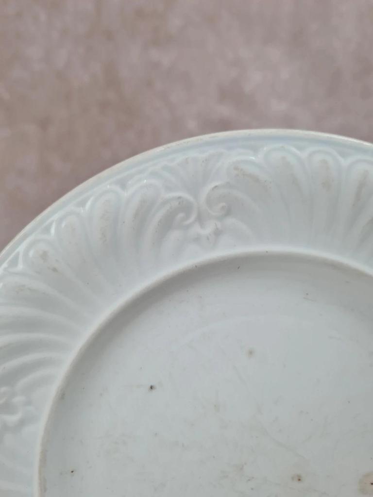 Assiette ancienne Creil & Montereau Xixᵉ, Faïence fine blanche relief