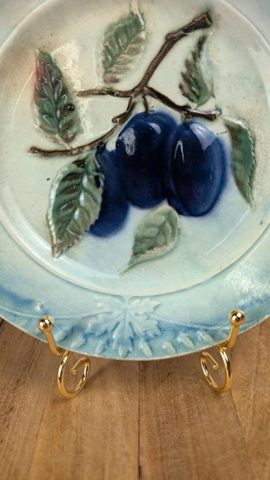 Assiette ancienne en barbotine – fruits en relief bleus